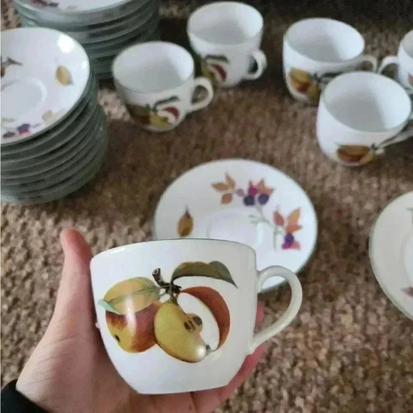 1986 Royal Worcester cups, Saucers and plates set - Picture 1 of 6